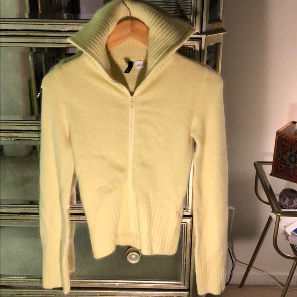 Beautiful pastel yellow sweater with big collar!